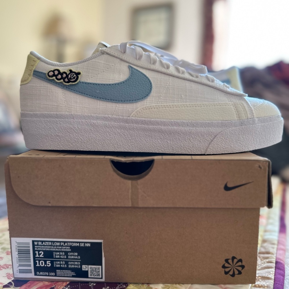 Nike Women's Blazer Low Platform SE Shoes - White and Blue